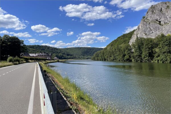 Maas met Château de Freÿr