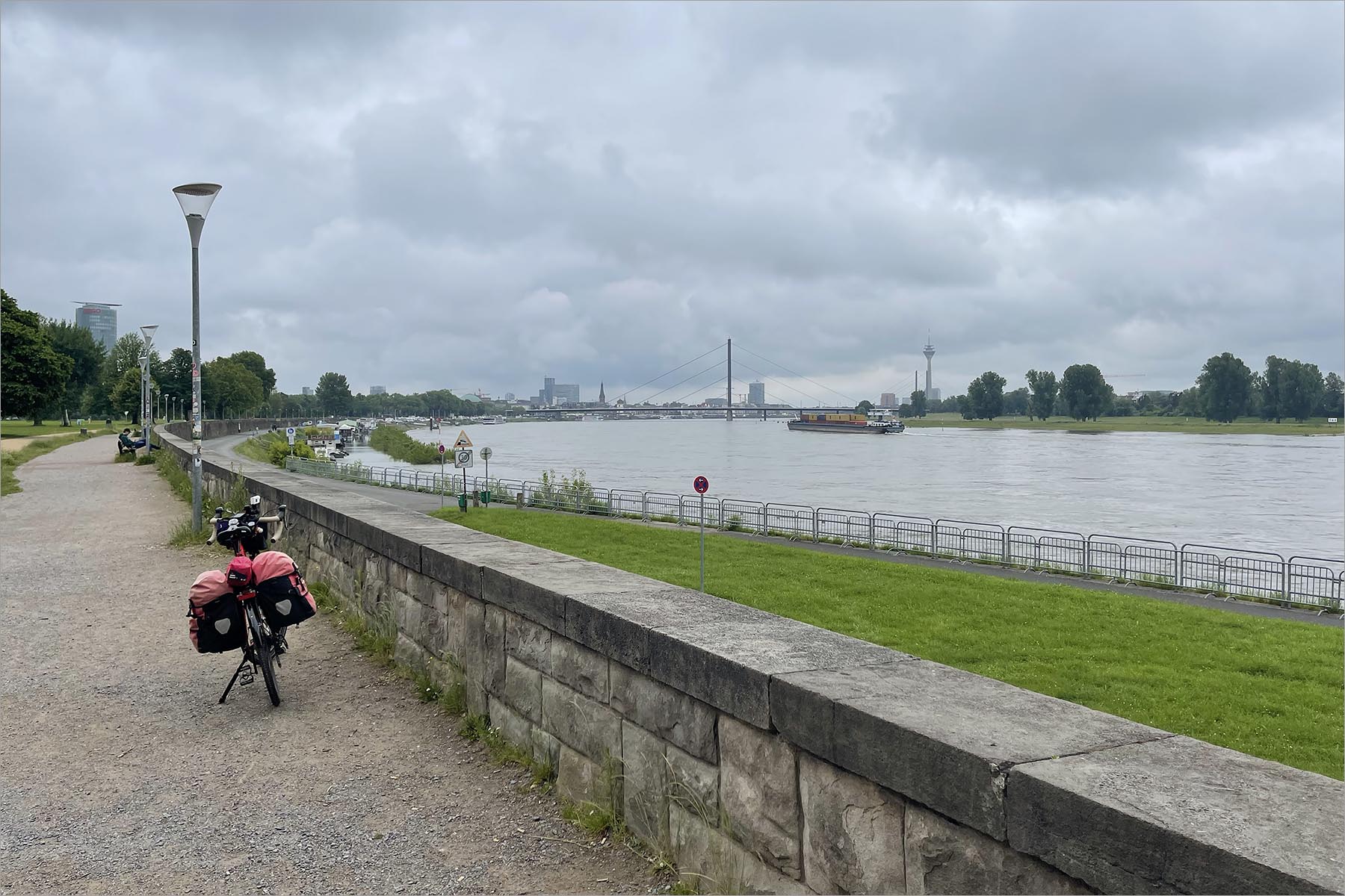 fietsen Rijn Düsseldorf